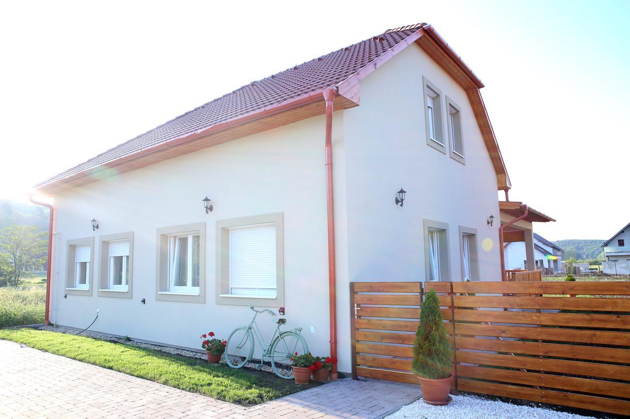 A Zoldbiciklis Haz Apartment Egerszalók Exterior foto